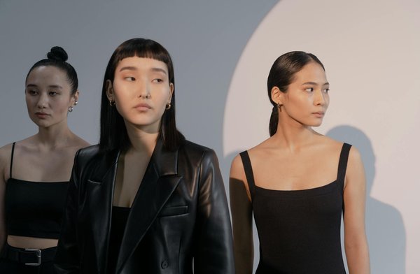 Sublimez votre style professionnel : astuces pour mettre en valeur vos créoles au bureau.